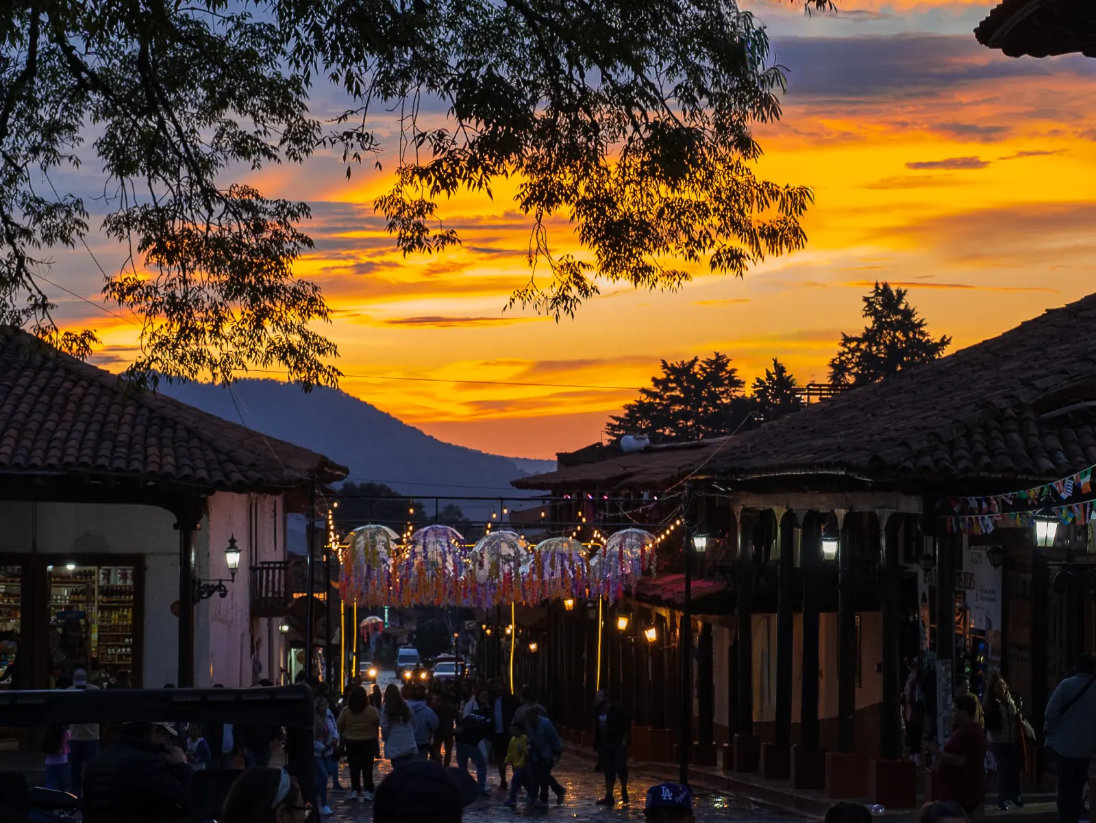 Atardecer sobre los tejados y las calles del centro de Mazamitla