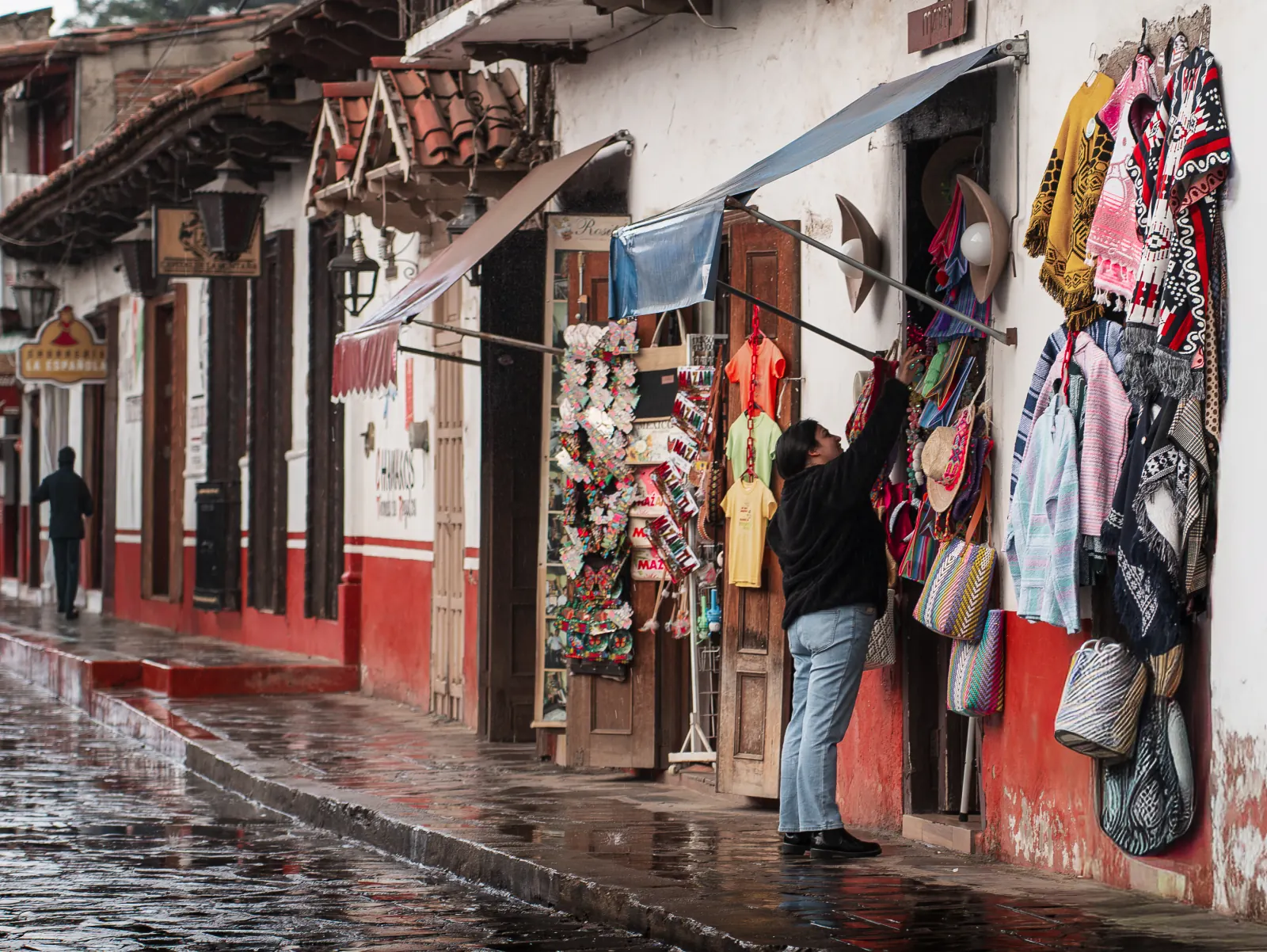 Comercios y artesanías sobre una calle del centro de Mazamitla
