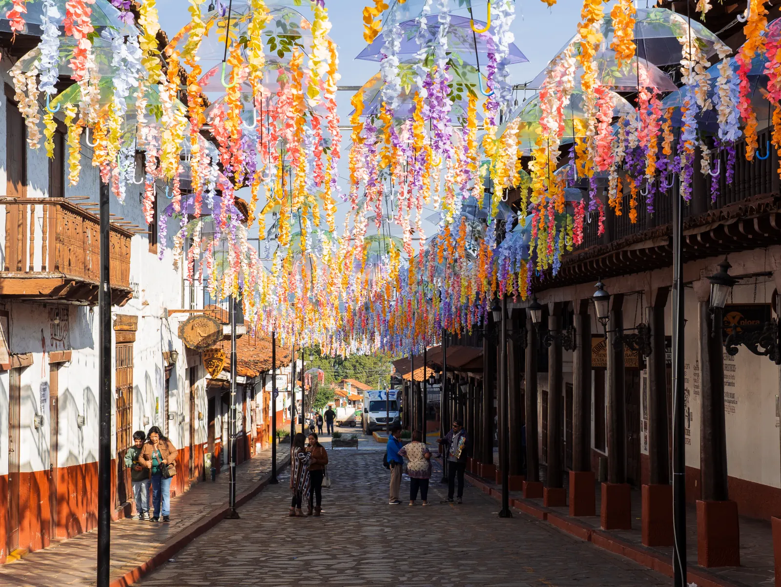 Calle de Mazamitla adornada con papel de colores