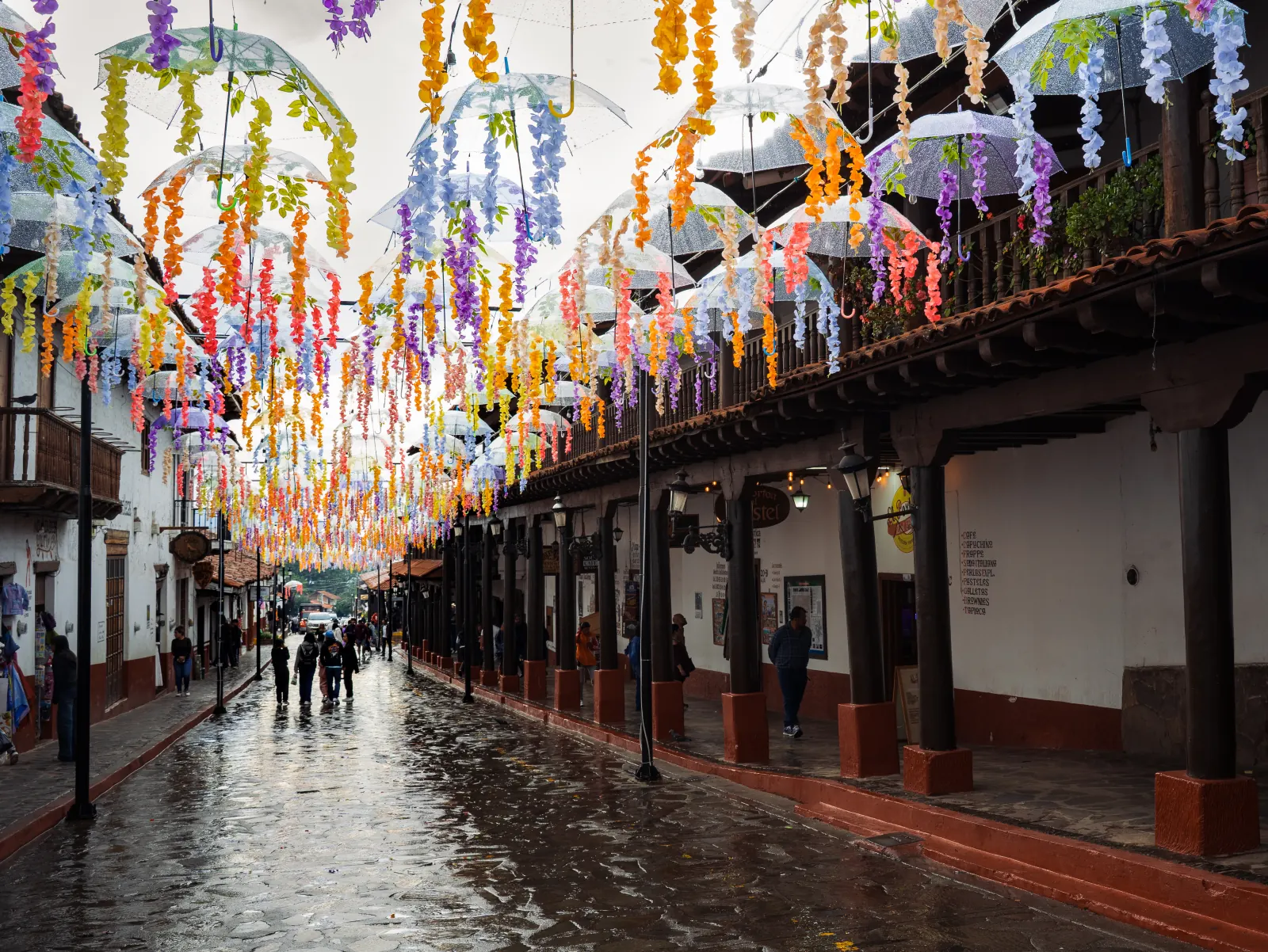 Calle del centro de Mazamitla con adornos festivos