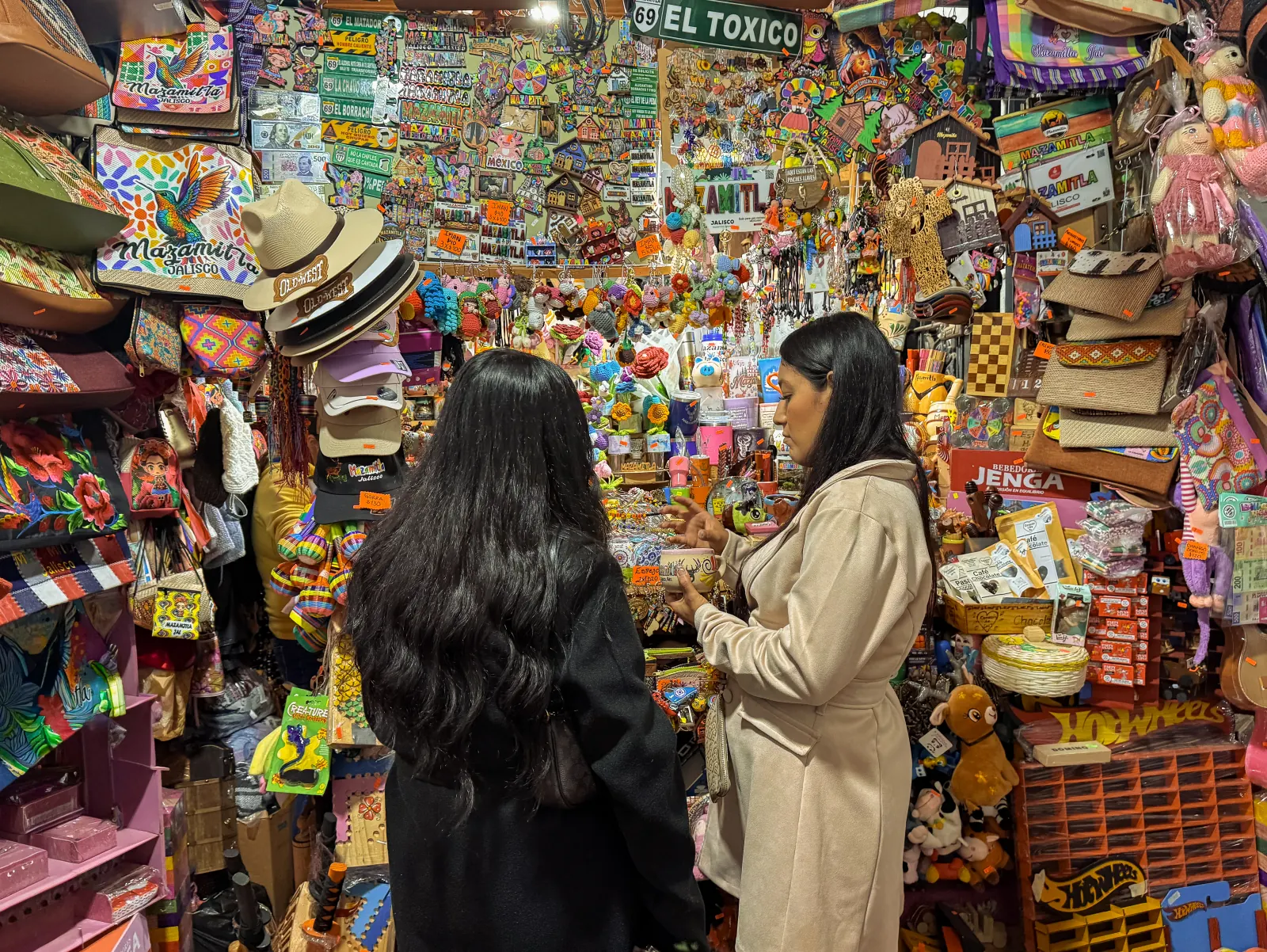 Visitantes explorando artesanías en un comercio de Mazamitla