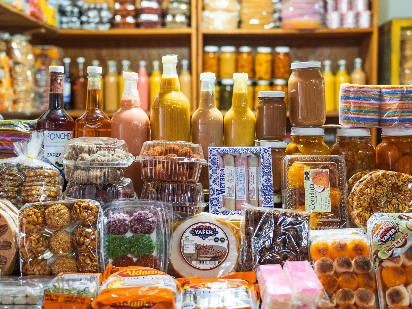 Productos y dulces regionales exhibidos en Mazamitla