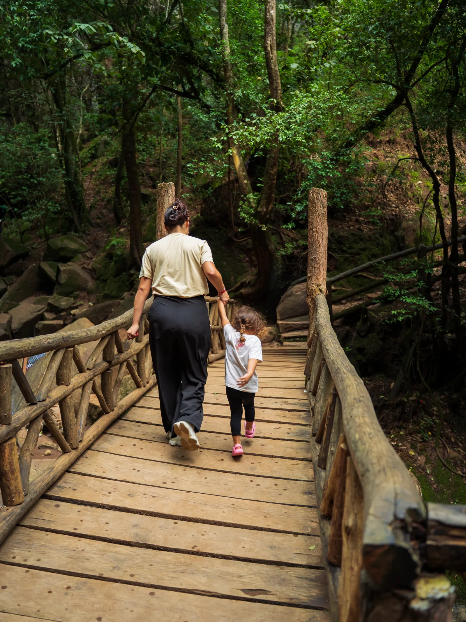 Paseo familiar por un sendero arbolado de Mazamitla