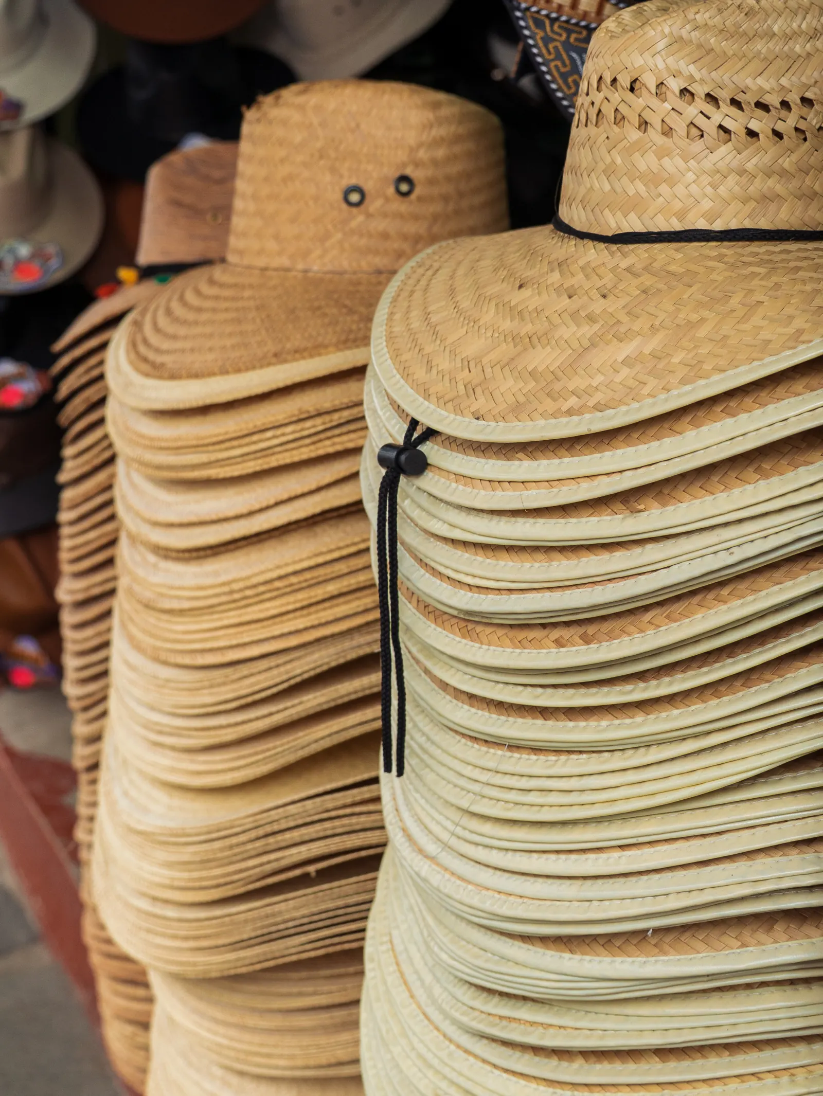 Sombreros tejidos a la venta en un comercio local