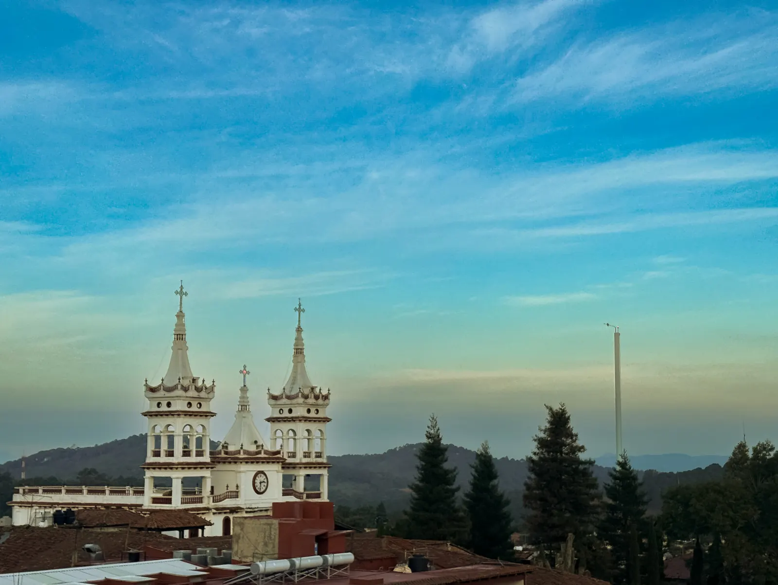 Templo de Mazamitla con pinos y montañas al fondo