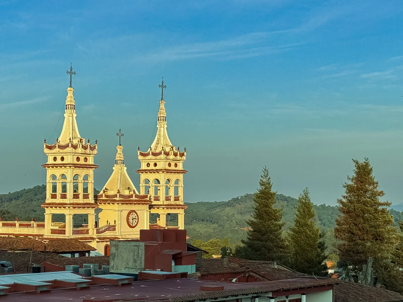 Torres del templo de Mazamitla con la luz de la tarde