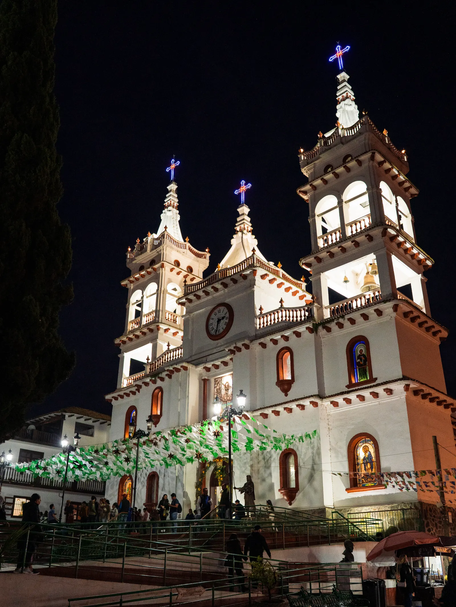 Templo de Mazamitla iluminado por la noche