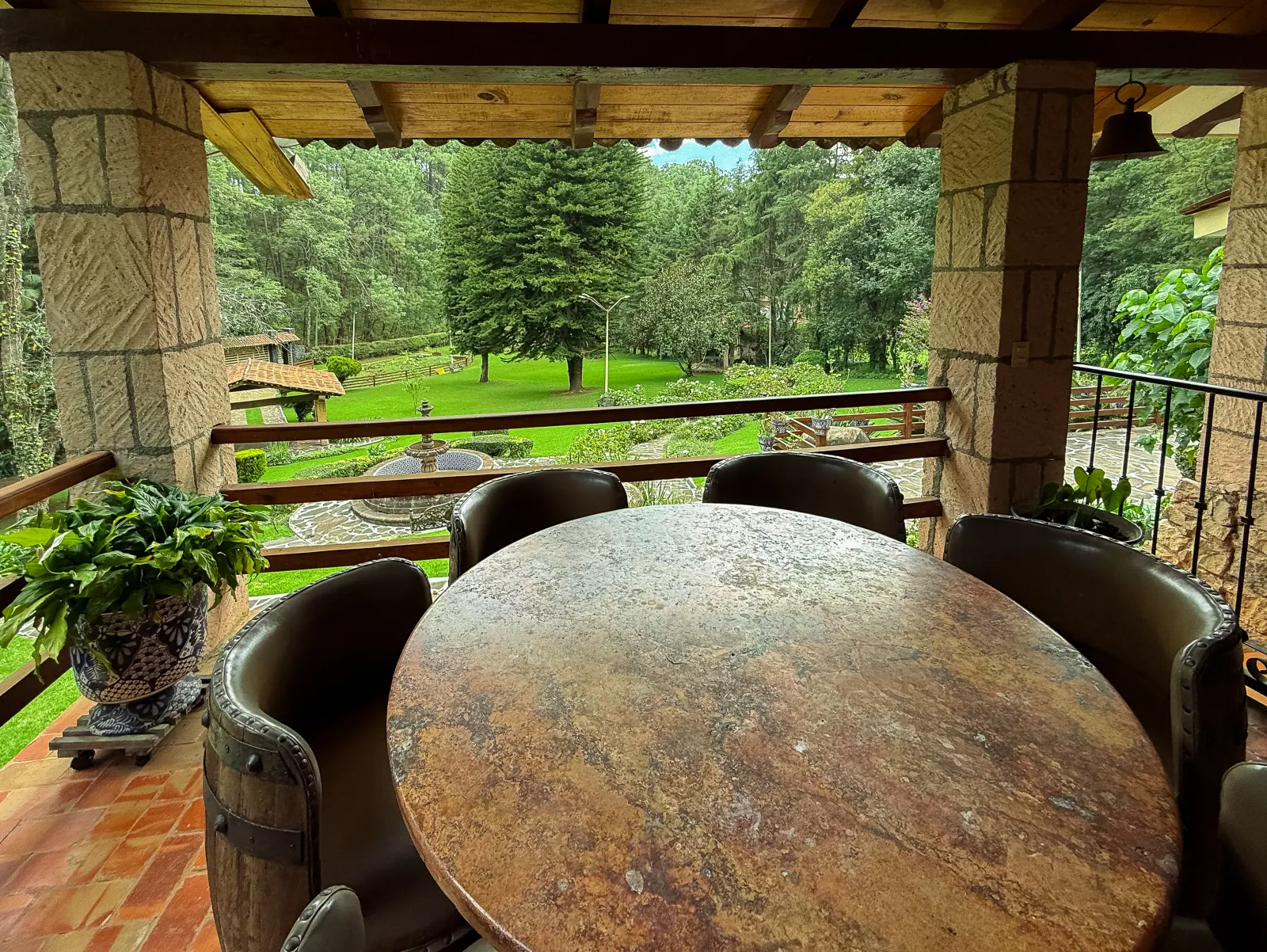 Terraza de cabaña abierta al paisaje arbolado de Mazamitla