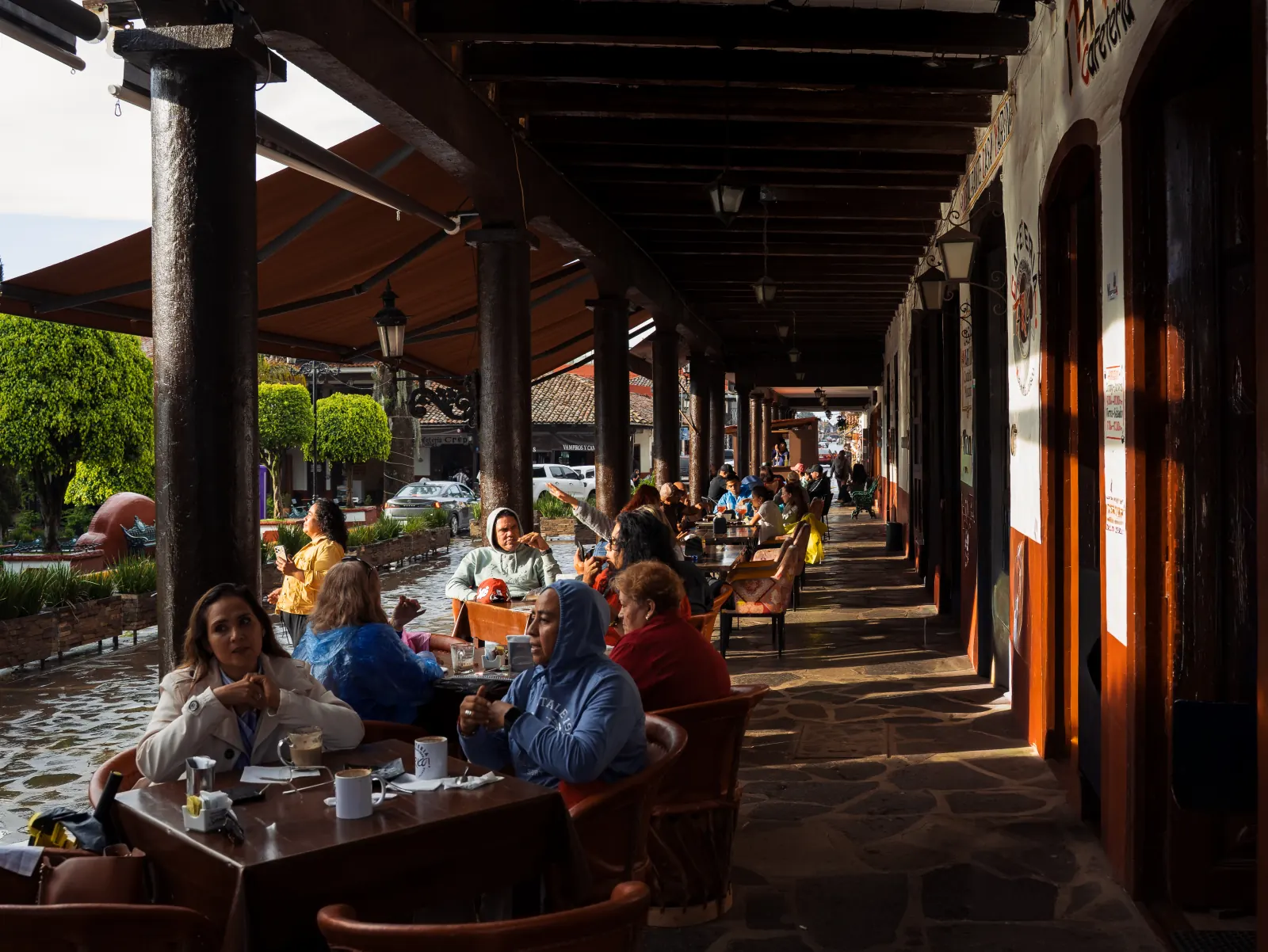 Visitantes compartiendo una comida en una terraza de Mazamitla